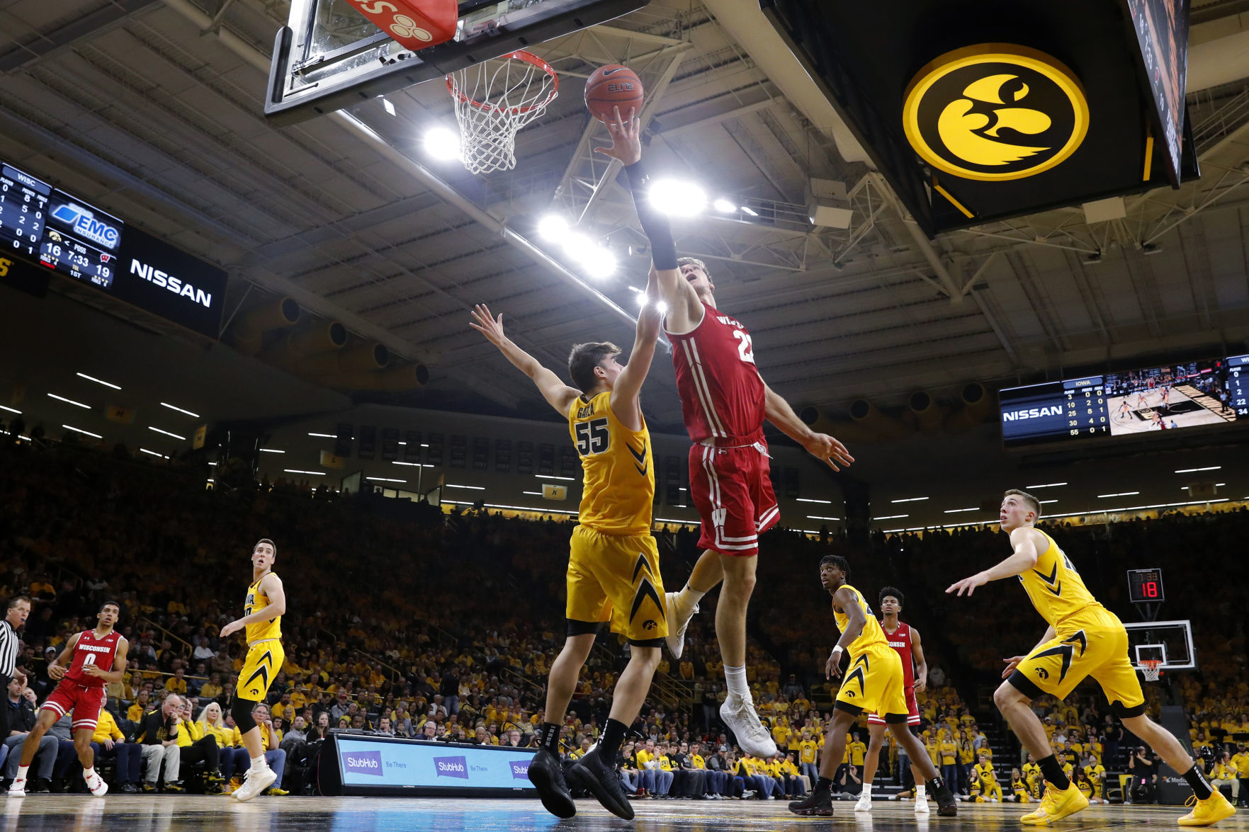 Badgers 72, Hawkeyes 66